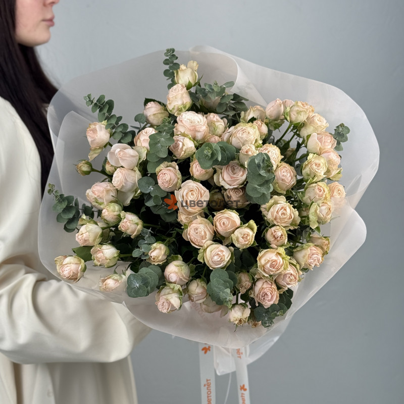 Нежный букет из 15 кустовых роз