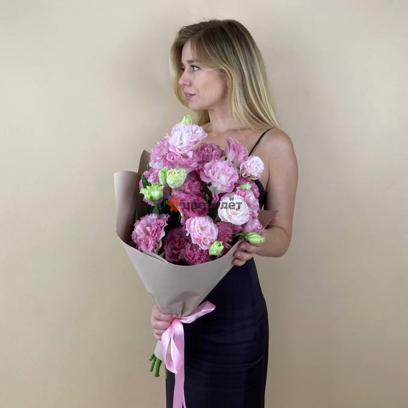 Букет с розовой эустомой