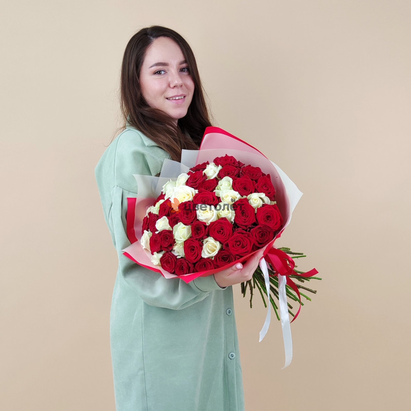Букет красных и белых роз 51 шт